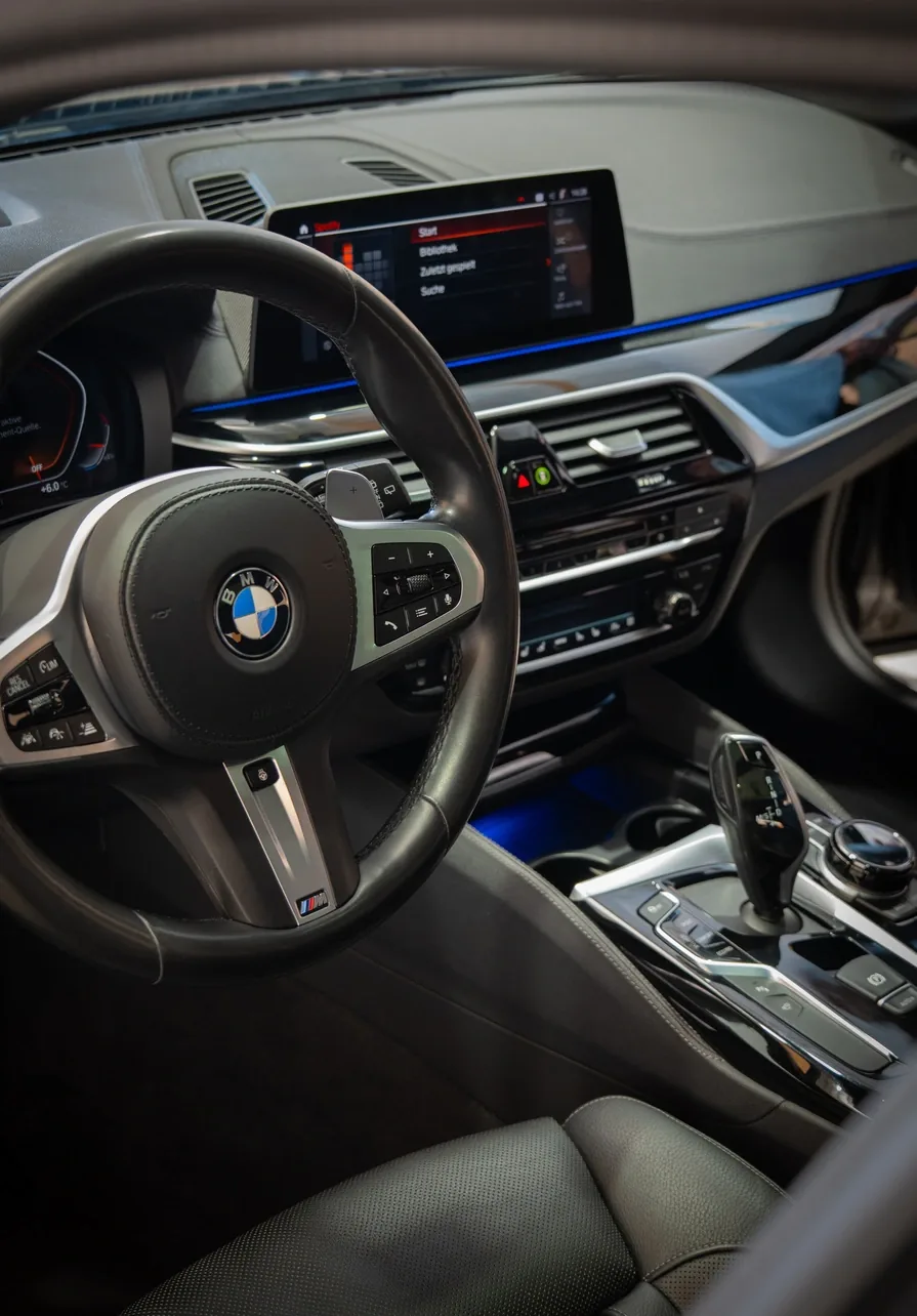 Gereinigtes Cockpit eines BMW 540i mit Ambientebeleuchtung