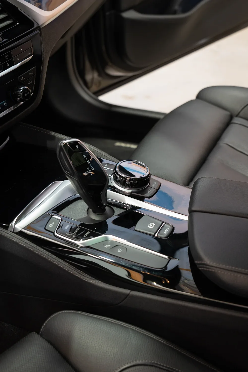 Gereinigte Mittelkonsole und Wählhebel eines BMW 540i