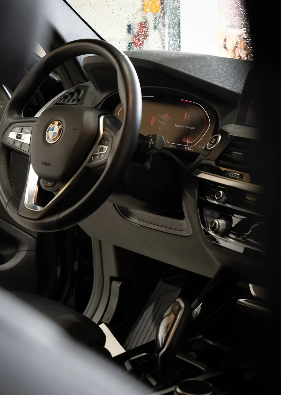 Cockpit eines BMW X1 nach der Innenraumreinigung
