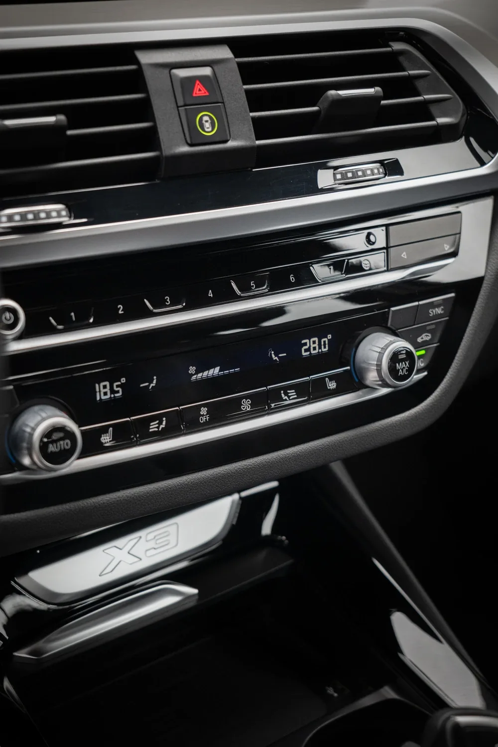 Klimabedienung und Lüftungsdüsen eines BMW X1 nach der Reinigung